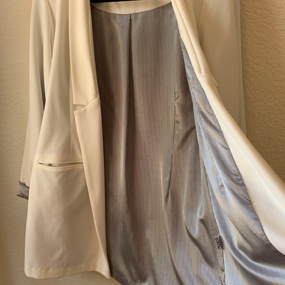 Long Cream-Colored Blazer with Slash Pockets "Armani Look"  Size L  Worn Once - Picture 3 of 10